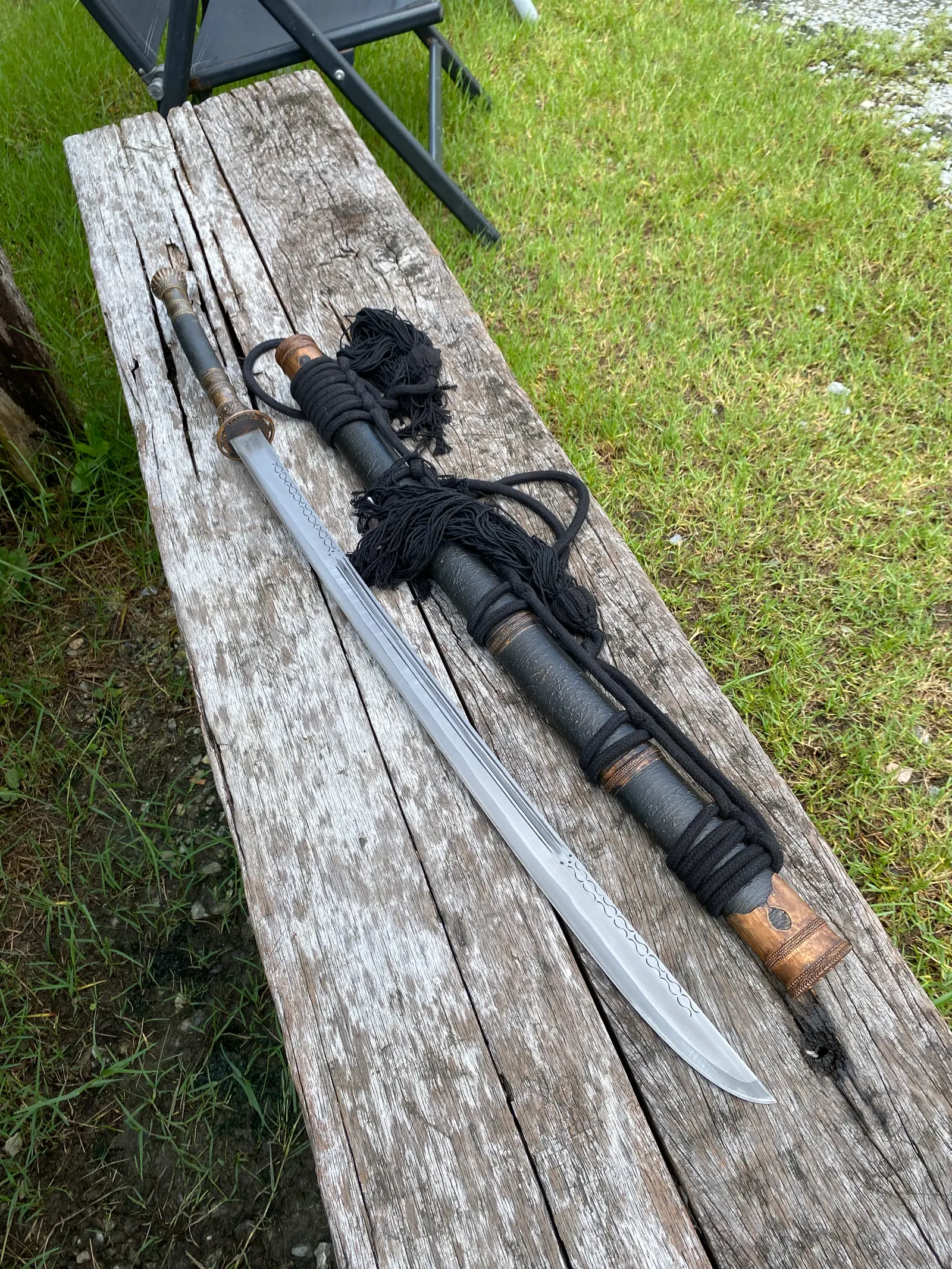 Sword and scabbard on the diagonal, triple-fuller blade