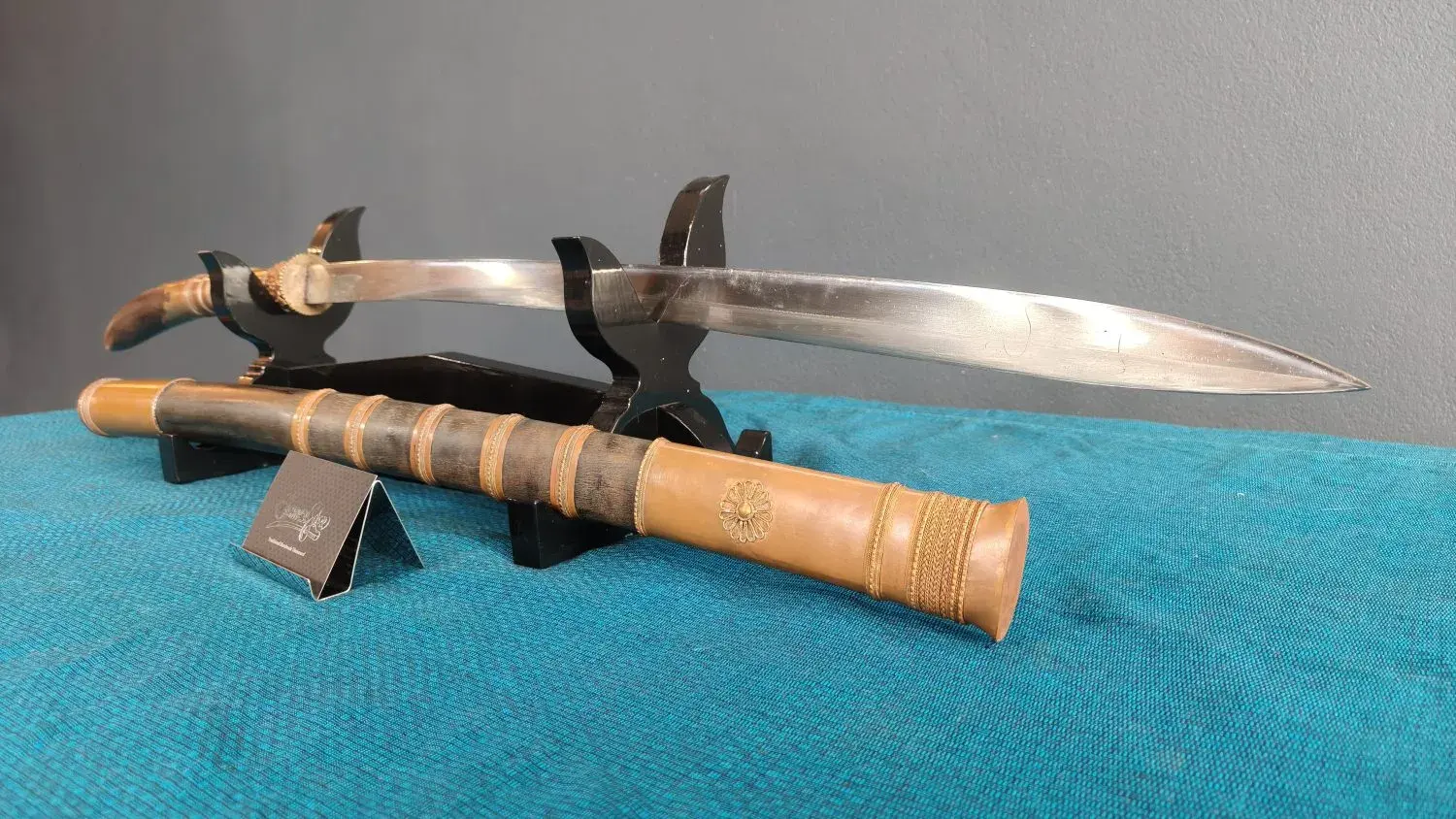 Side view with the hilt at left and the scabbard below.