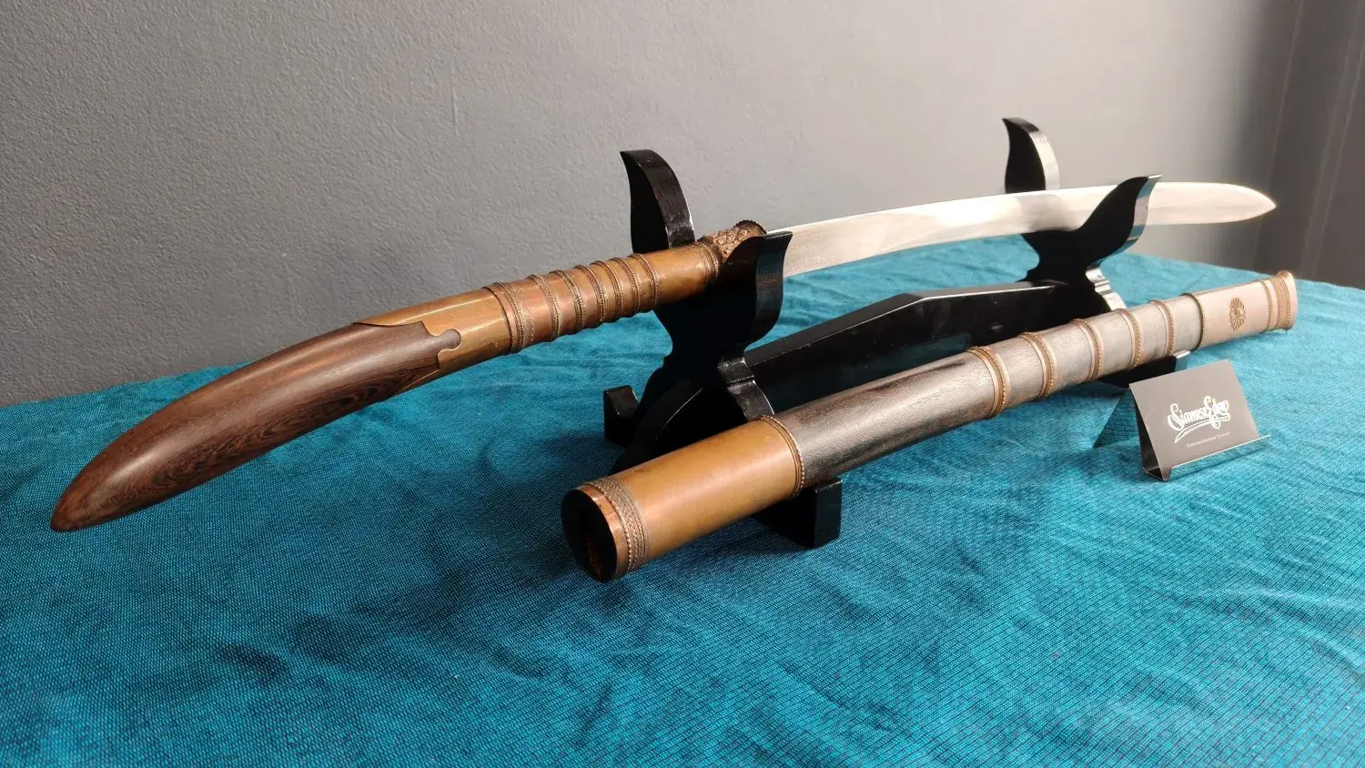 Three-quarter view from the hilt end.
