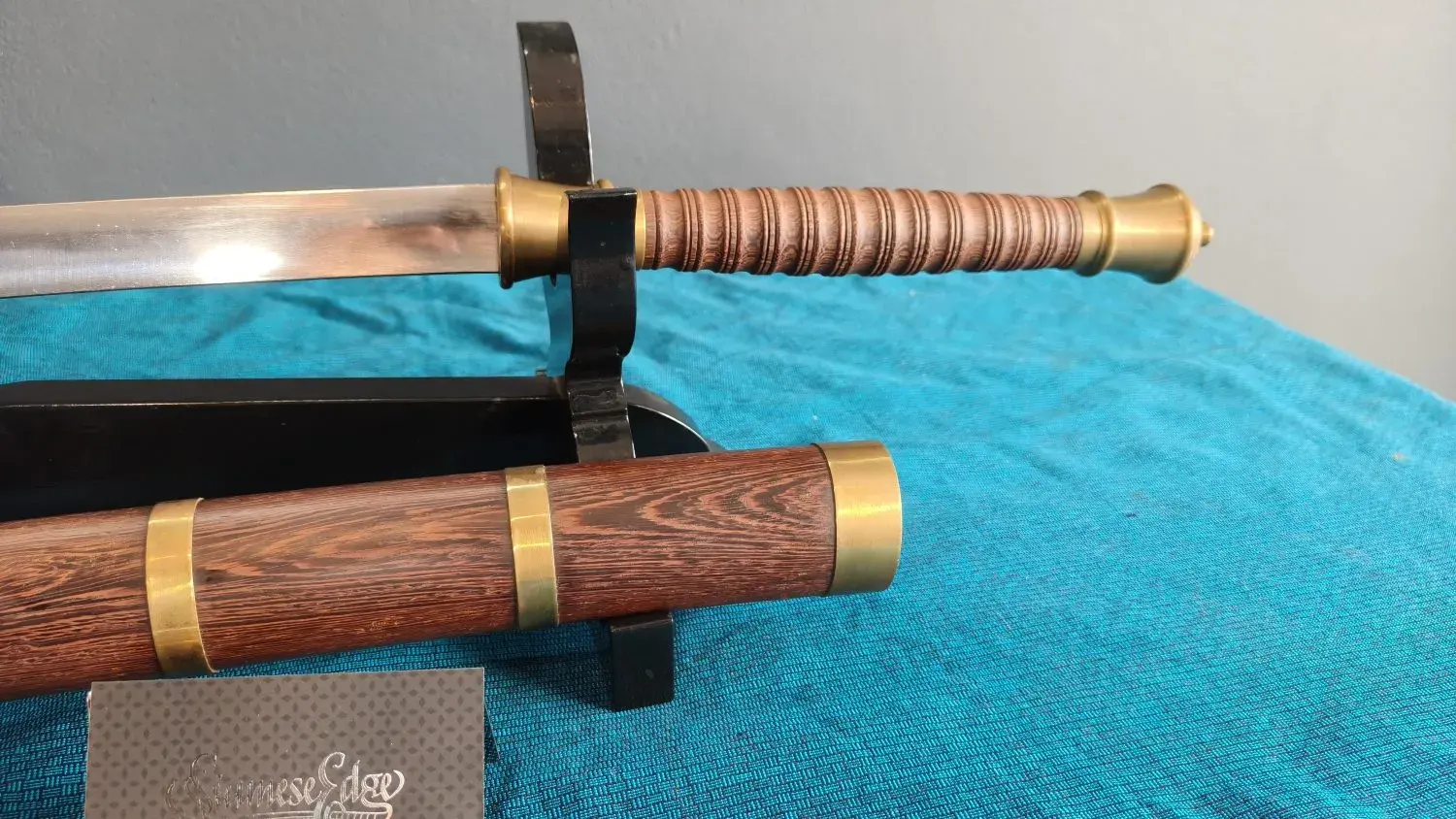 The grip and collar at the stand, with the scabbard mouth band
