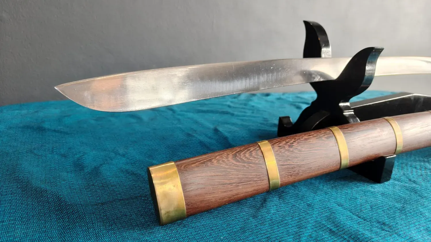 Close-up of the broad, slanted Hua Toa tip and the scabbard end