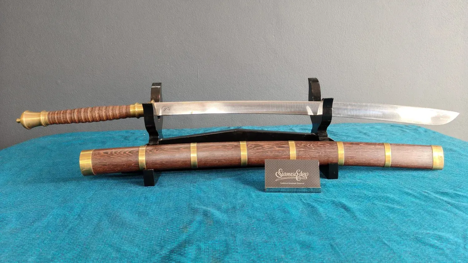 Full side view from the other side, hilt at left