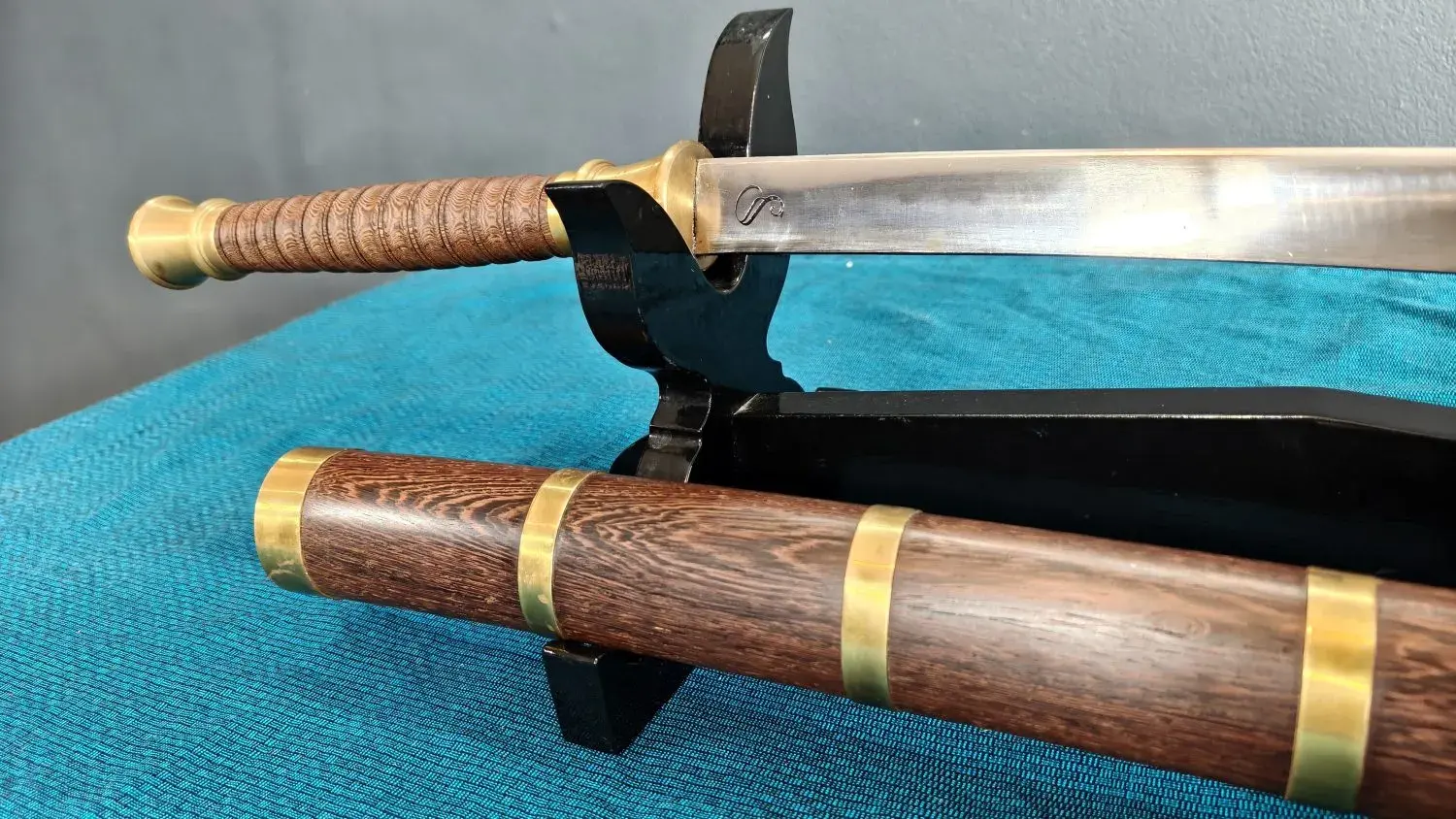 Close-up of the pommel, grip and blade root with scabbard bands